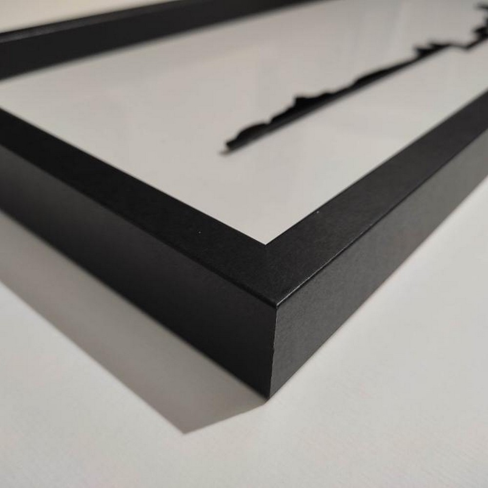 encadrement_original_d_une_ligne_d_horizon_en_metal_noir Ligne d'horizon de Concarneau en métal