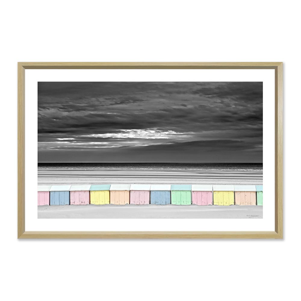 photo_cohen_cabanes_noir_et_blanc_plage_mer_ocean_multicolore_couleurs_pastel_nice photo cohen cabanes noir et blanc