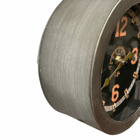 horloge murale détails tuyauteries