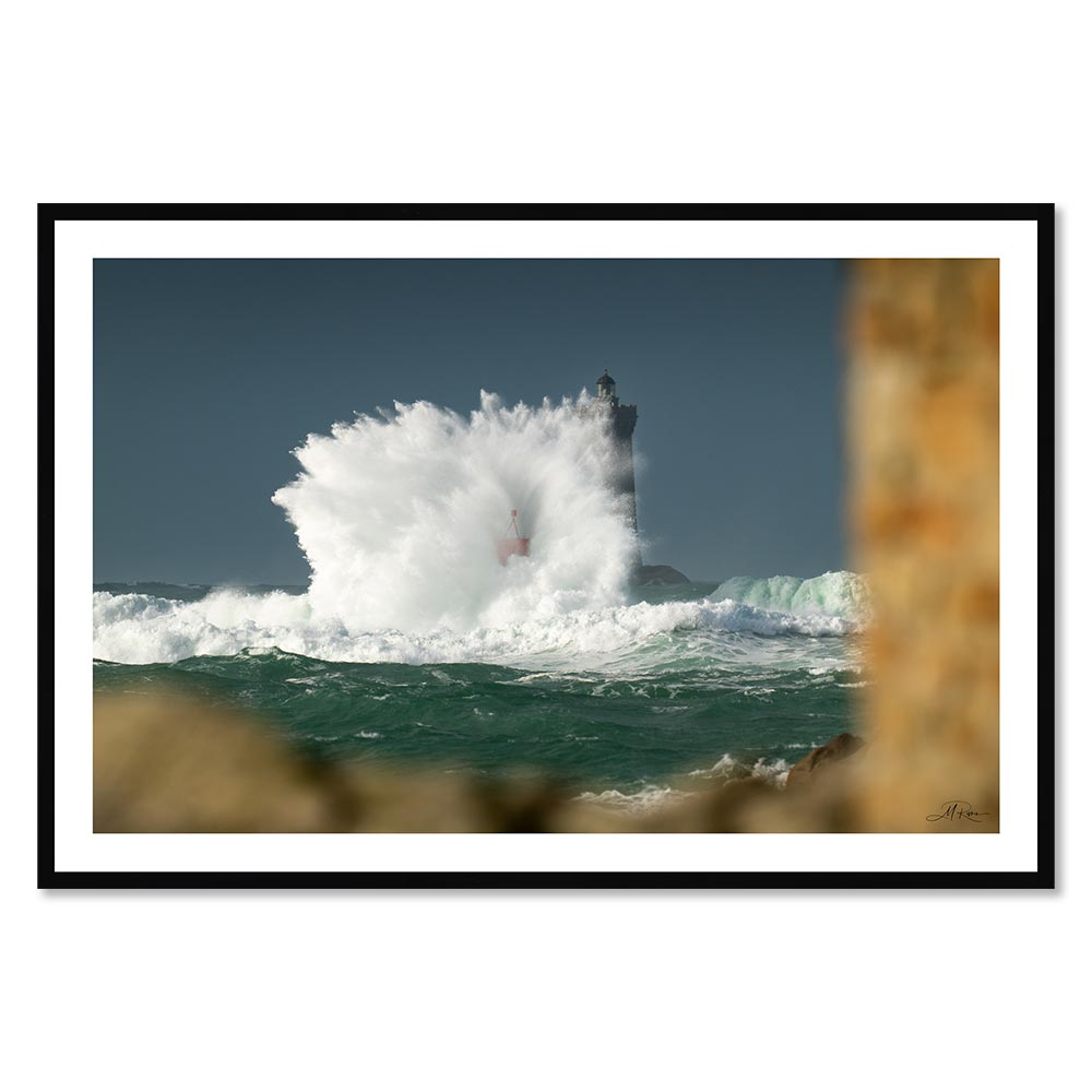 tableau_phare_a_travers_le_mure_bretagne_tempete_isha_phare_du_four_encadrement_bois_noir Tableau Phare à Travers le Mur