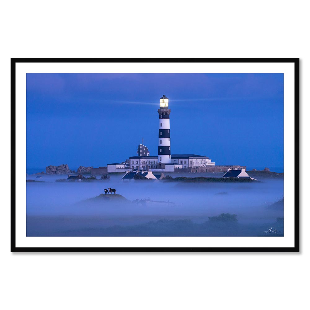 tableau_photo_phare_au_petit_matin_du_creac_h_ouessant_brouillard_animal_nuit_bleu Tableau Photo Phare au Petit Matin