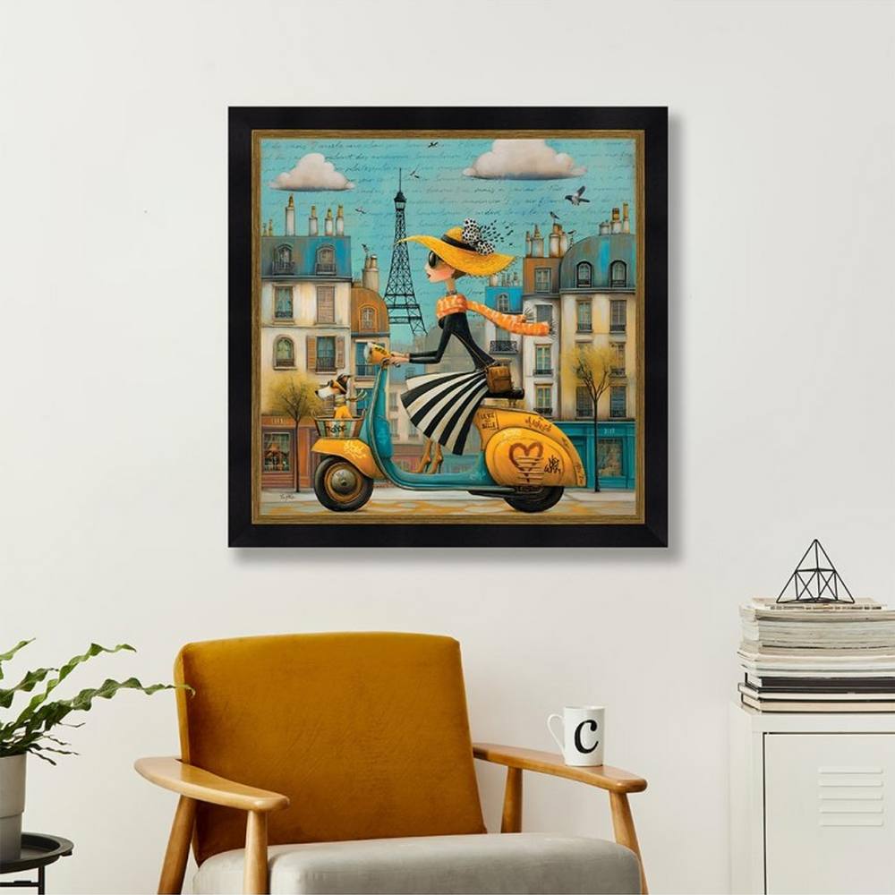 cadre romaric la Parisienne sur son Scooter